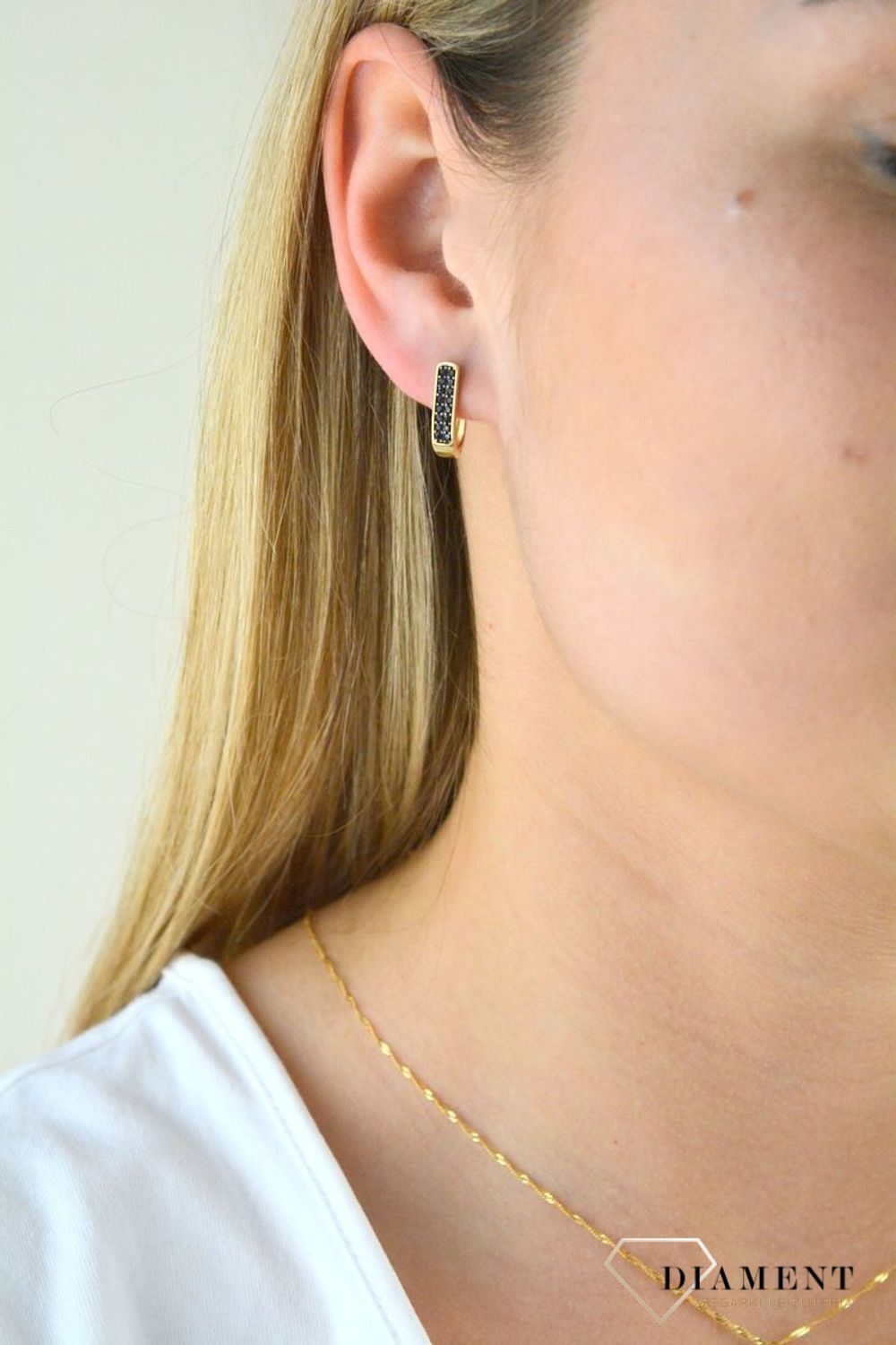 Złote kolczyki z czarnymi cyrkoniami KL 6957. Złote kolczyki cyrkonią. Złote kolczyki z czarną cyrkonią. Złote kolczyki delikatne. Malutkie kolczyki z cyrkonią. Kolczyki dla dziewczynki. Kolczyki dla kobiet.jpg